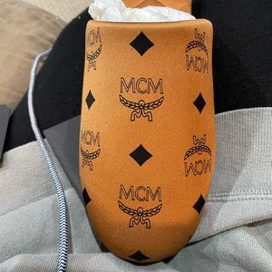 BRAND NEW NEVER WORN MCM SIZE 7 SLIPPERS.